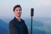 man using the ACFLOW Snap with a selfie stick