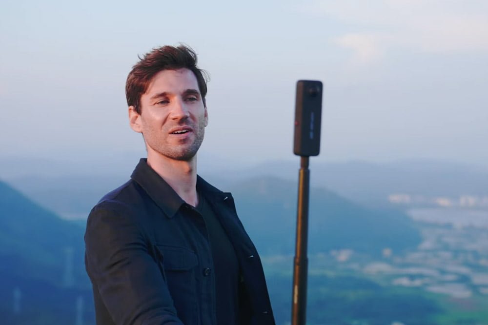 man using the ACFLOW Snap with a selfie stick