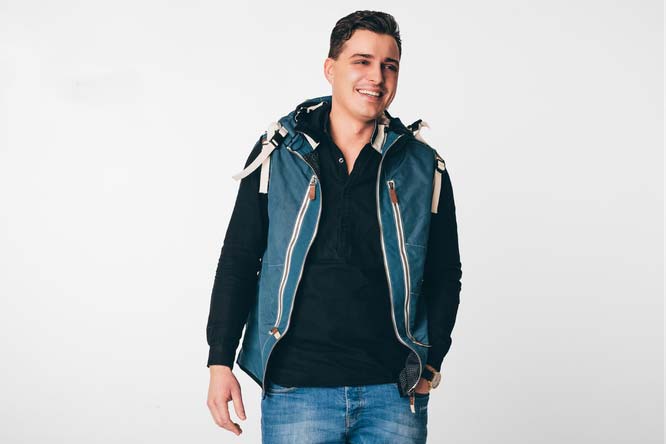 Neckpacker-man- wearing-the-jacket