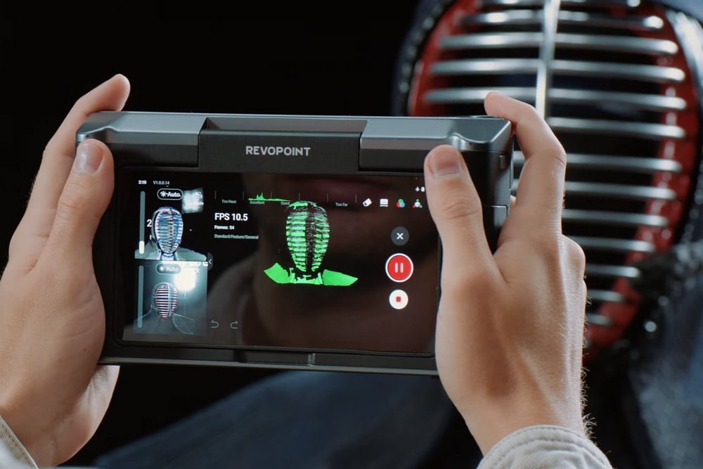 person making a 3d model with MIRACO 3D