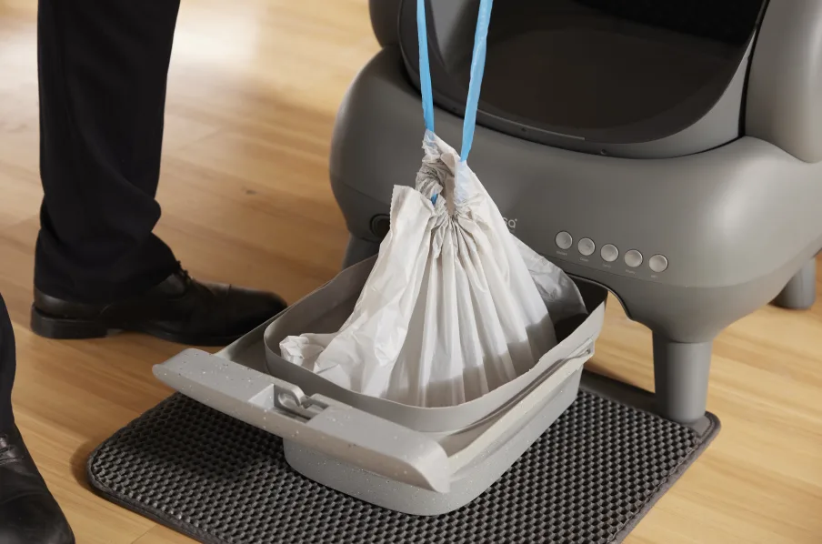 person emptying the Neakasa M1's trash bin