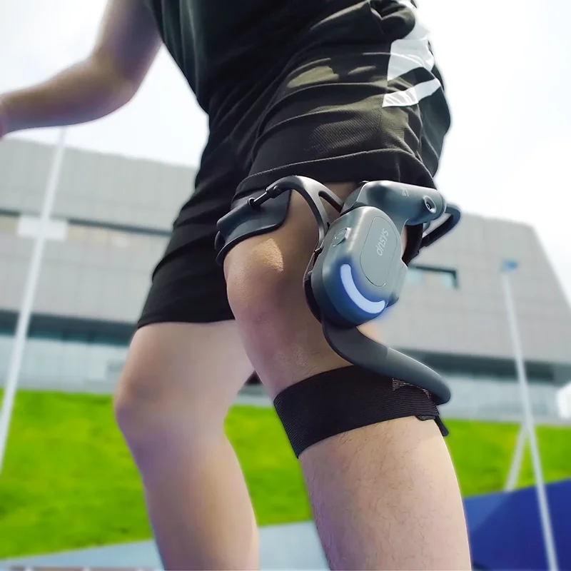 Person wearing the Dnsys Z1 knee brace outdoors, shown in an athletic stance